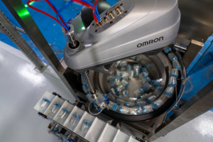Dettaglio tecnico cella robotica Samas-Omron con robot SCARA.